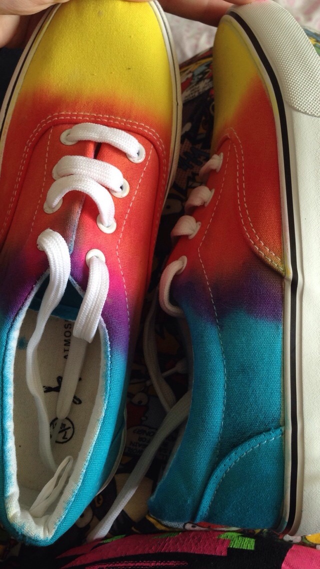 mama-to-chunk:  Tie dye shoes