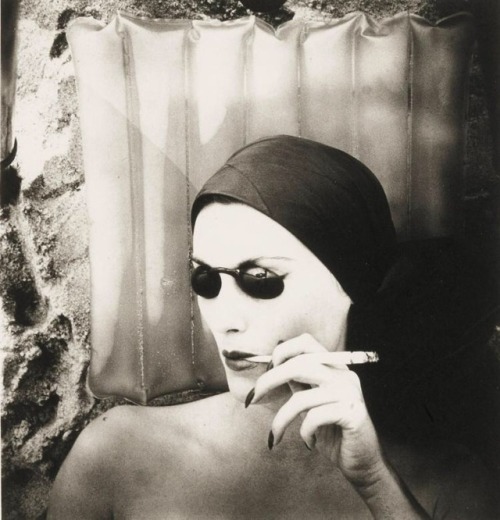 zzzze:Irving Penn (1917 - 2009)‘Woman on the Beach, Smoking (Mary Jane Russell, Long Island, N. Y.)‘