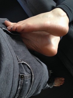 mycutelittletoesies:  Foot tease.