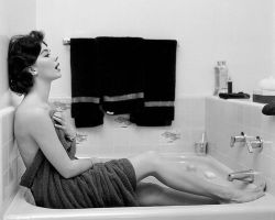 Edoardojazzy: Natalie Wood Ready To Take A Bath At Her Home In Laurel Canyon, Los