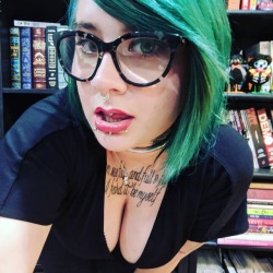 darkstalkergirl:  Partying at an orange orchard tonight! #goth #greenhair #glasses