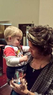 mr-styles:  @TheoHOfficial_: Me chillin we Harry x http://t.co/UQKOnqCjDZ