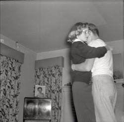 babydearr:  beatnikdaddio:  couple dancing. 1956.    Her face