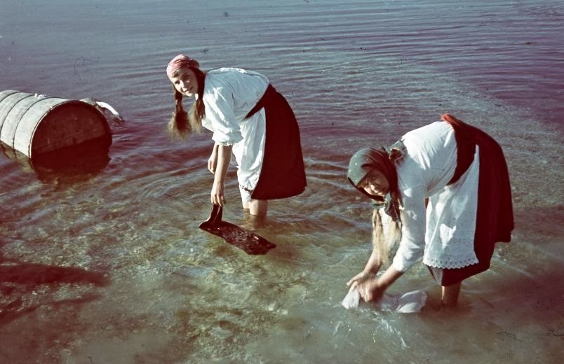 darksilenceinsuburbia:  Color Photographs of Everyday Life in Ukraine, 1942. 