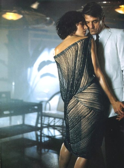 filmloversareverysickpeople:Jeremy Irons e Milla Jovovich by Mikael Jansson