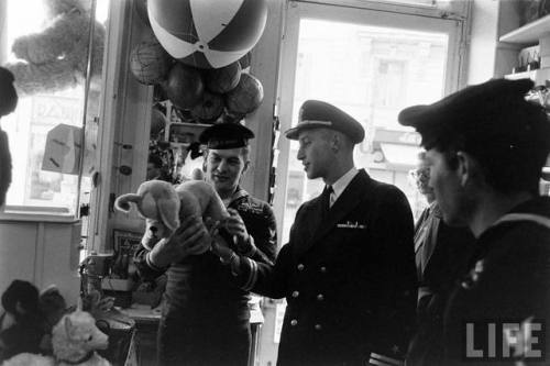 Sailors examining stuffed animals in Monaco(Michael Rougier. 1957?)