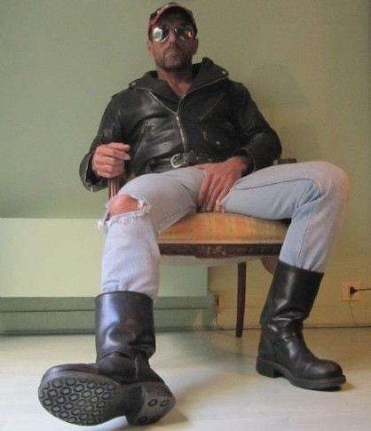 leatherlovingman: Very HOT! My Kind of Guy!