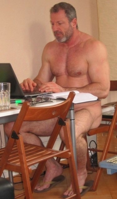 hellooodaddy:Hellooo Daddy said: Daddy doesn’t bother with clothes when he works from home. Which su