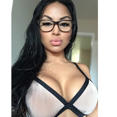 dollycastro:  Night night sleep tight 🌜💋🌛