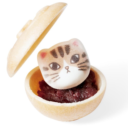 Felissimo‘s DIYJapanese monaka (red bean wafer sandwich) kit comes with adorable cat marshmallows! Y