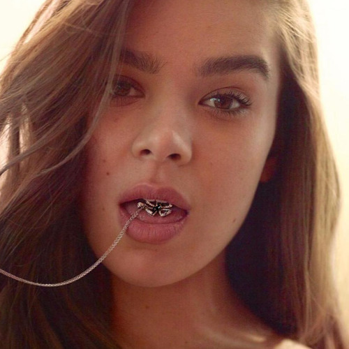 huge hailee (look in her mouth)