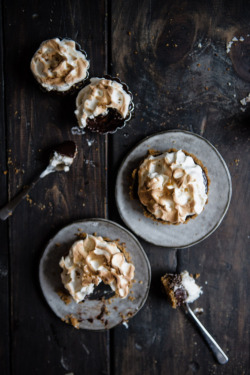 omg-yumtastic:  (Via: hoardingrecipes.tumblr.com) Chocolate Whiskey Meringue Tartlets - Get this recipe and more http://bit.do/dGsN  Mmm