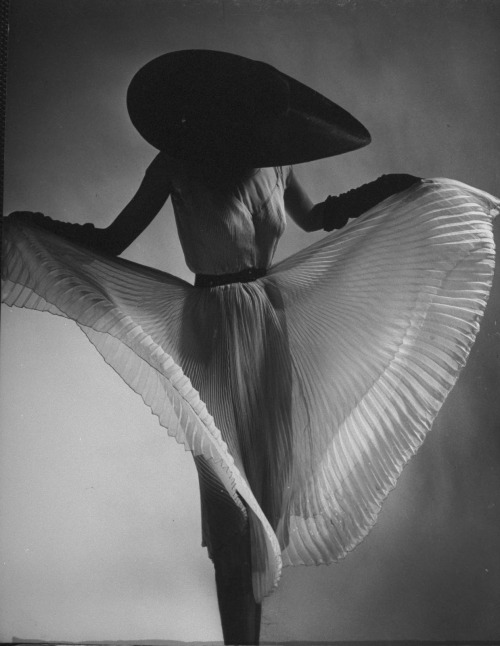 Louise Dahl-Wolfe, Dorian Leigh Wearing a Jane Derby Dress, 1950