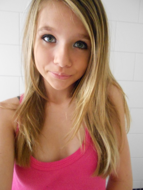 applefacebananapants:  formrare:  hannah is hot! with her hair down       (via TumbleOn)
