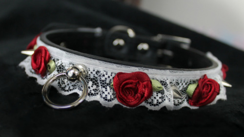 brosefvondudehomie: kittensplaypenshop:Studded Rose Lace Collar-Fits 11.5″-15″-FAUX leather@tenaflyv