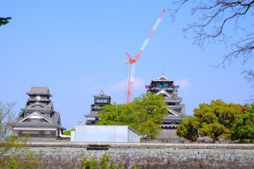 イヌイヒロツグ‏ @Celtic_Airsいよいよ、#熊本城  #大天守 #復旧工事 が始まりました。巨大クレーンにビックリ…。全国からの #復興支援 で、熊本城は蘇り