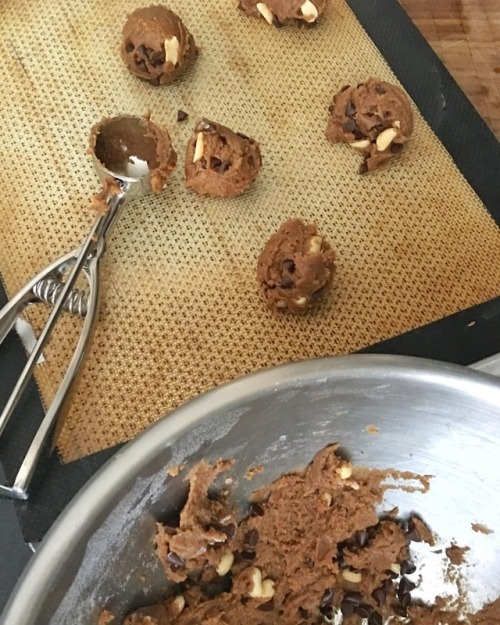 When like @mrsvitale you love too much this ice cream scoop for pastry, you try them asap ! Here’s a healthy and yummy 🍪 version with buckwheat floor and 🥜 butter from @peau_neuve.
Today’s I went back to school, the weather is soooo hot and the rain...