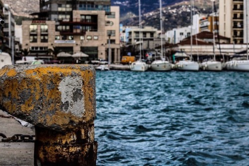 Στα λιμάνια σε ψάχνω, μυρίζω τη θάλασσα και σε βρίσκω με μιας. Ύστερα ανοίγω τα μάτια και η μορφή με