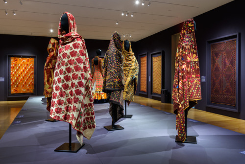 philamuseum:The ornately embroidered phulkari is a shared tradition for women across Punjabi social 