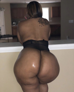 abigassismykryptonite:ineedbbw2:Creampie for the brown eye