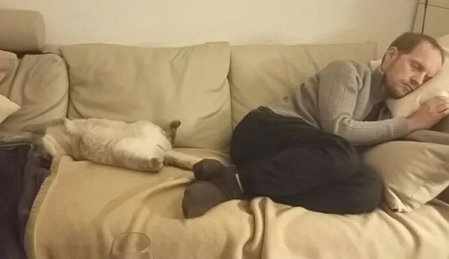 Schöne Mädchen Betrunken Und Gingen Ins Schlafzimmer, Um Liebe Zu Machen, Bis Sie Einschlafen Schöne Mädchen Betrunken Und Gingen Ins Schlafzimmer, Um Liebe Zu Machen, Bis Sie Einschlafen