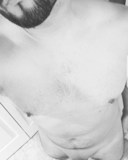 hands0mebat88: Before a shower ;) #beard #manwithbeard #tatted #näked #flashing #showertime #ba