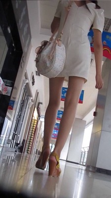 jcstud:  Upskirt of tall Chinese lady with shapely legs