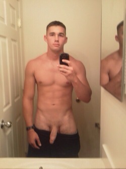 freeballinglbc:  naked-guy-selfies:  Smile for the camera bro ;)  » How to suck dick like a champ!   Follow me for more pics: http://freeballinglbc.tumblr.com/Send your freeballing pics and stories via tumblr, or to: FreeballingLBC@gmail.comKIK: Freeballi