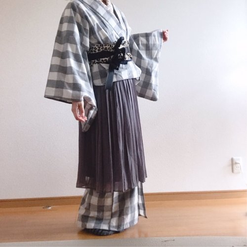 “Apron-styling“ pairing a modern skirt with a kimono (seen on and inspired by)I like how its gives i