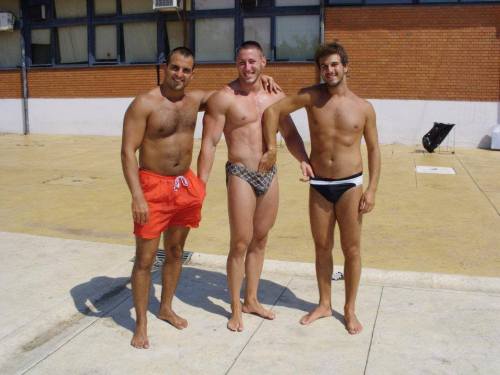 muscleshowersfuck:  “STRAIGHT GUYS"  XD 