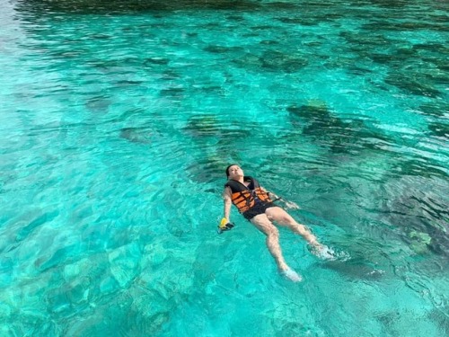 Don&rsquo;t care if idk how to swim. May lifevest naman #elnido #sea #sunsandsea #umaasasalifevest #