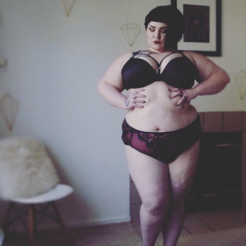 spookyfatbabepower: Soft-bodied babe listening to Amy Winehouse, burning sage, drinking vodka cranbe