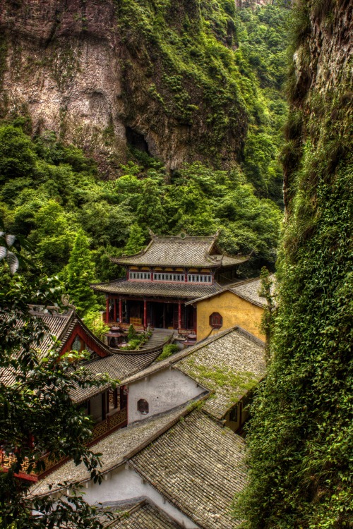 tuomisheyingquanzhou:雁荡山灵峰景区里的白云庵。有不少寺庙分散在灵峰景区里，包括两座高悬在山崖中的岩洞口，一座是佛庙，一座是道观。The White Cloud Nunnery i