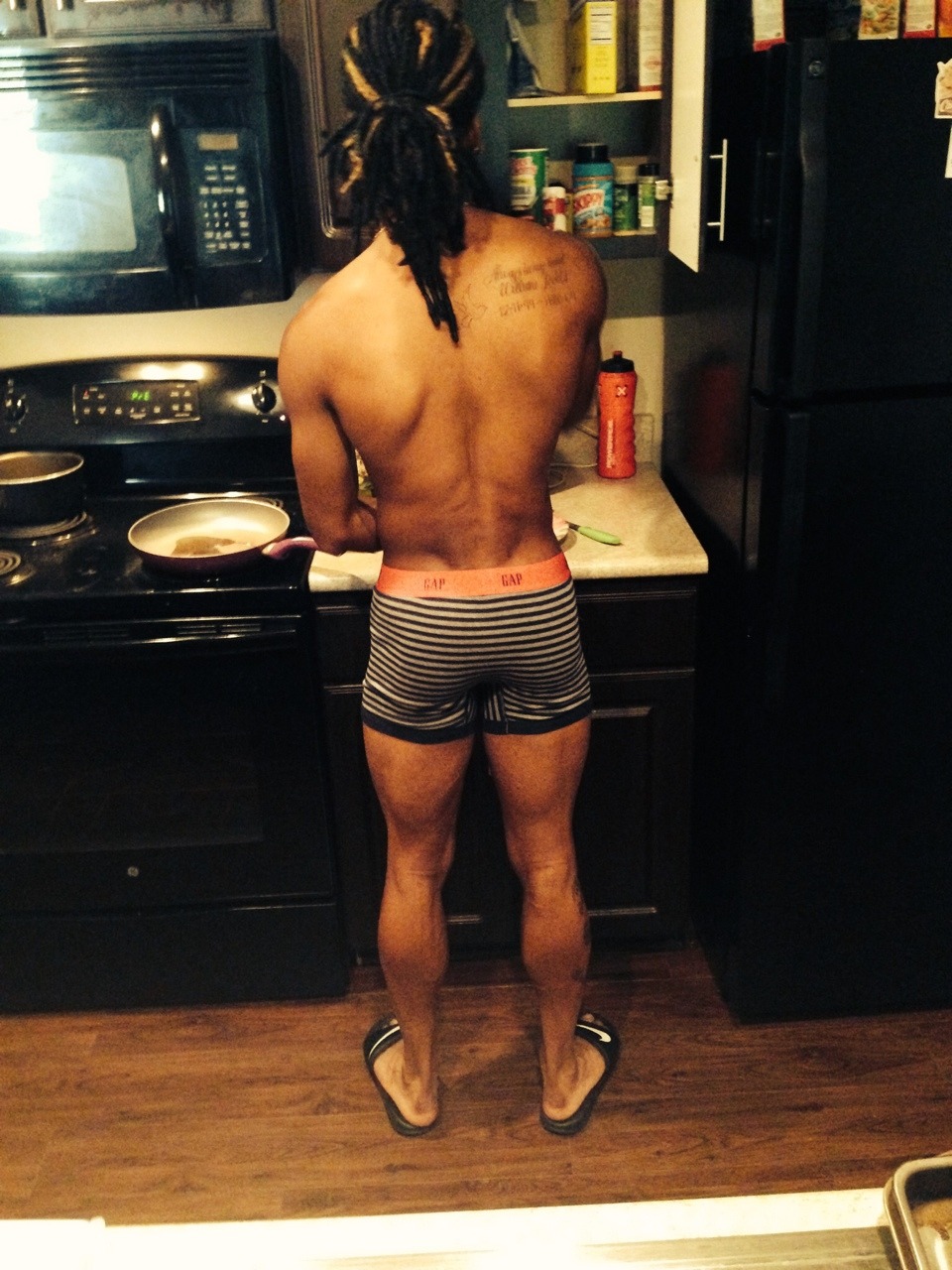 seeker310:  carmenvita:  ky-kazzy:  Fine and cooking  carmenvita  Bro worship…when