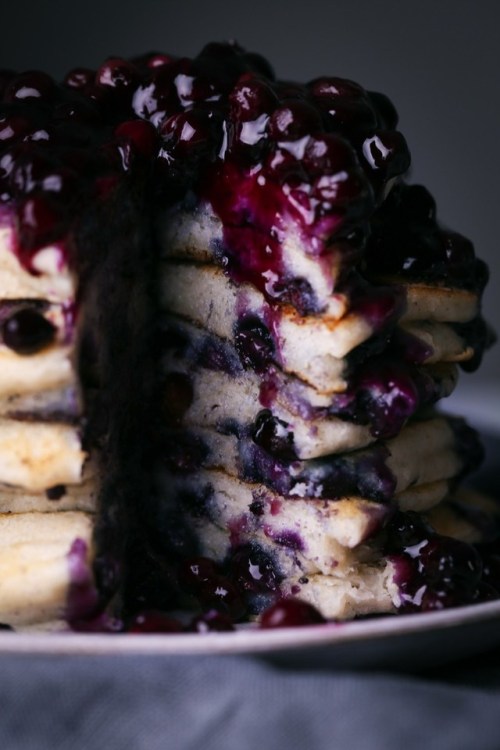sweetoothgirl: simple blueberry pancakes with blueberry sauce