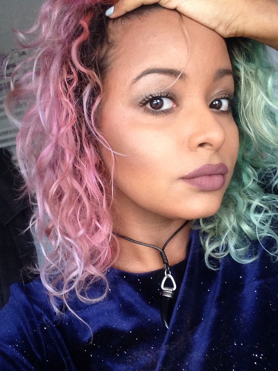 teethagoddess:pipocahontas:  Look at my pathetic curls  look at your gorgeous hair