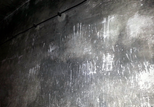 Mur dans l’une des chambres à gaz d'Auschwitz. Horrible ! 