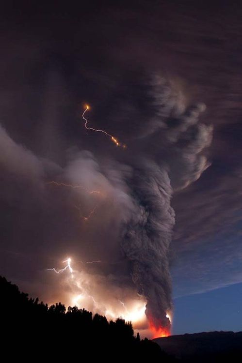 mrcloudphotography:  source | 1 | 2 ,3 & 4 | 5 | 6 | 7 |  LIGHTNIIIING!!! LAVAAAA! ERUPTIOOOON! MORE LIGHTNIIIIING!!! WOOO! Sorry… this is what happens when you listen to rock while browsing for photos xD  