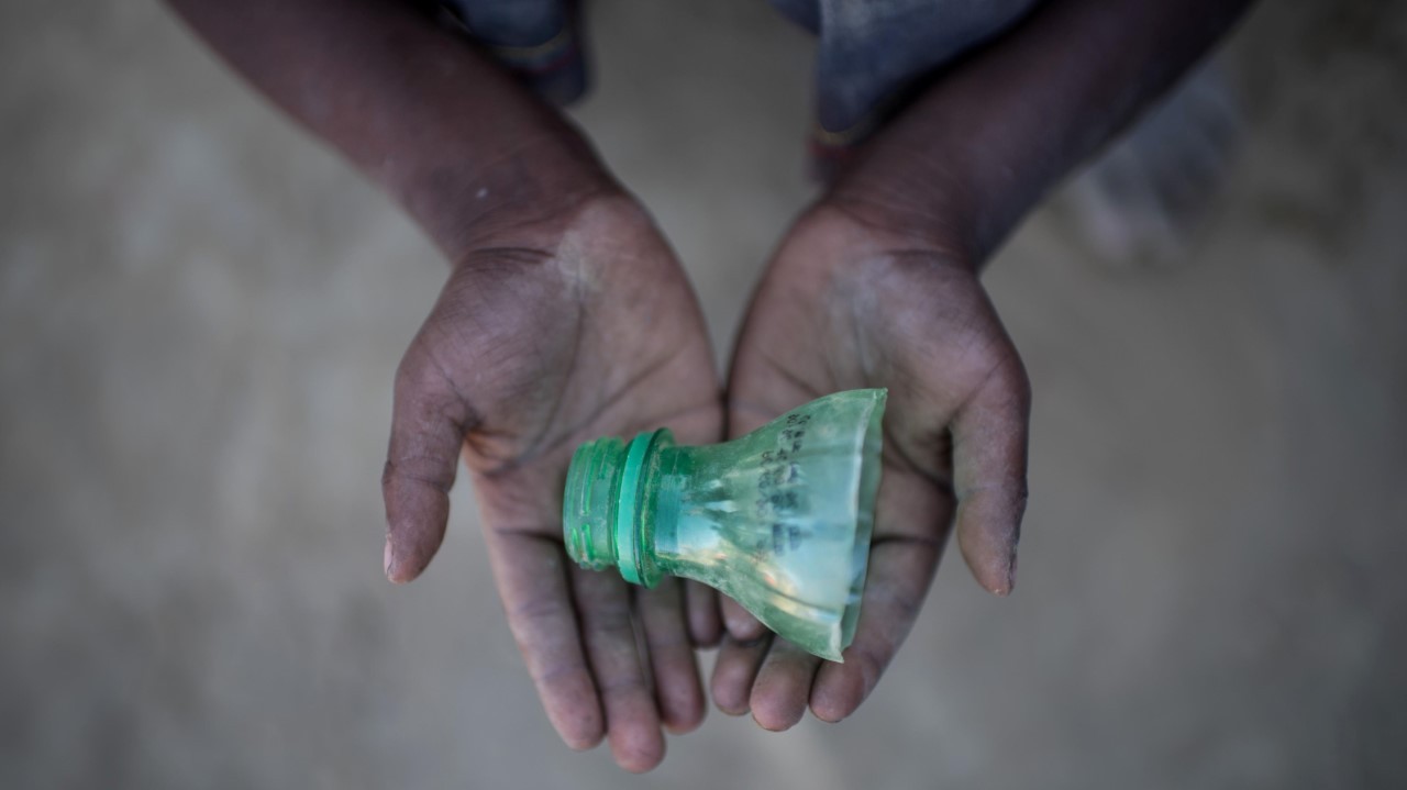 CAMPAMENTO DE REFUGIADOS. Los niños refugiados juegan con pedazos de plástico, botellas, pilas, cuerdas en el campamento de refugiados de Thankhali en Cox’s Bazar. (AFP / Ed JONES)
MIRA TODA LA FOTOGALERÍA