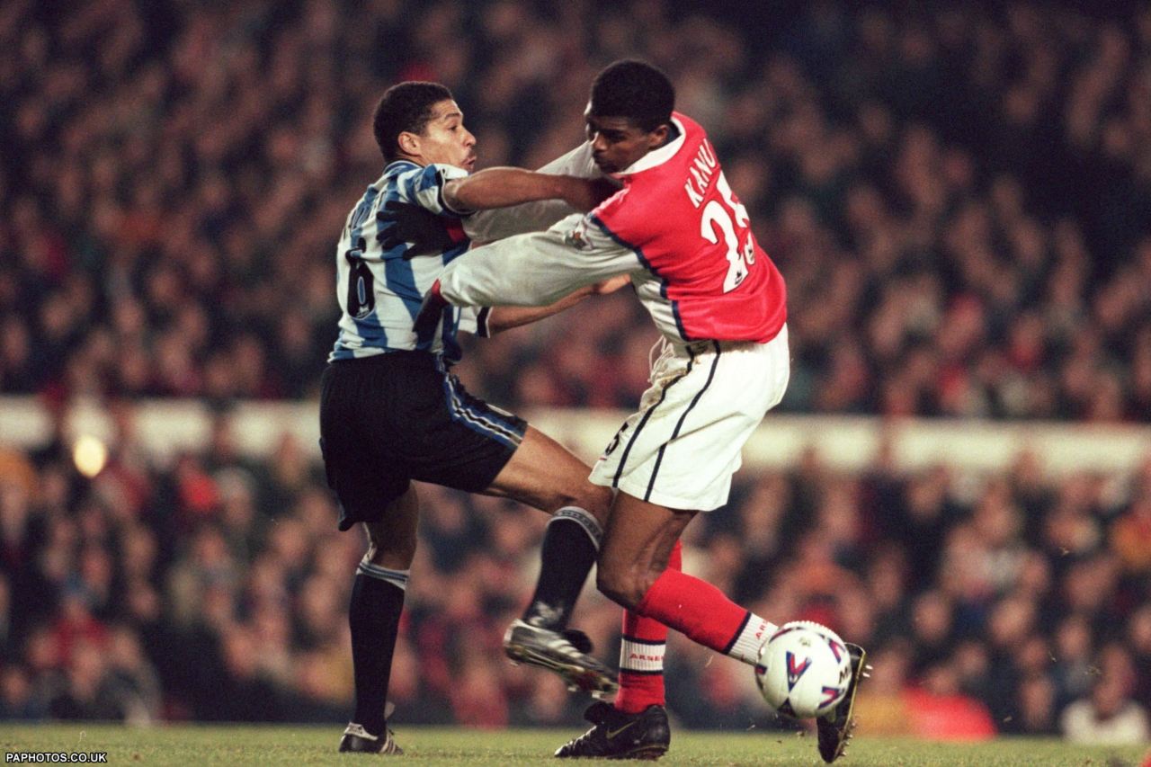 Des Walker y Nwankwo Kanu en el Arsenal-Sheffield Wednesday de Carling Cup 1998/99.