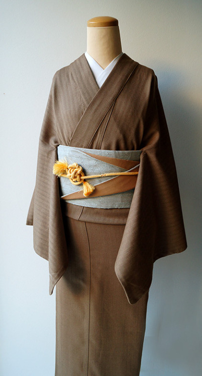 I usually wear my hanhaba obi with just one decorative fold up front to show the lining, but this do