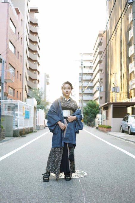 Kimono street style, photoshoot seen on Torano@Kimono. Denim kimono are a fashion style I am not ver