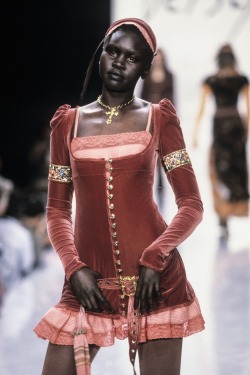 mysleepingheart:  femmequeens:  Alek Wek @ Betsey Johnson Fall/Winter 1997  HELP 