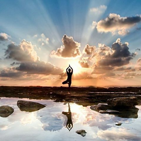 #yogagirl #beachyoga #yogaeverywhere #yogaeverydamnday #yogalife #asana #fitspiration #yogainspirati