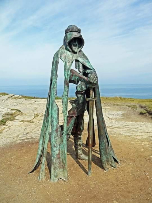 mycroftrh:vanishedschism:wastingyourgum:dotterelly:thefabulousweirdtrotters:statue of King Arthur on the top of Tintagel