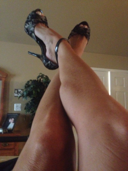 a-teasing-slut:  Beautiful legs!