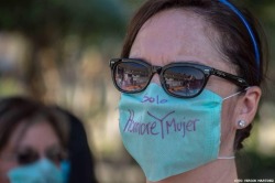 alexandrave:  Esto está pasando en mi ciudad, gente usando cubrebocas (como si se tratara de una enfermedad), en el momento que una pareja de hombres buscaba casarse, pues están en todo su derecho.  Se está iniciando una campaña de apoyo con el hashtag: