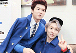 shineemoon:  Wookey taking a picture for Sukira 