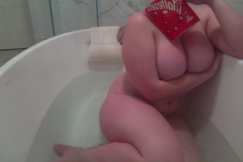 sexualdesigns:  pleasureyoursenses:half price post-valentines choccies <3  Beautiful and frugal, what a devastating combination!