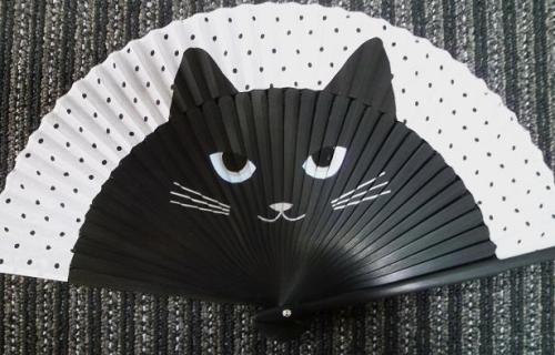 Super cute cat faces fan, seen on Kimono tsuruThose are so cleverly designed! If you have a plain fa